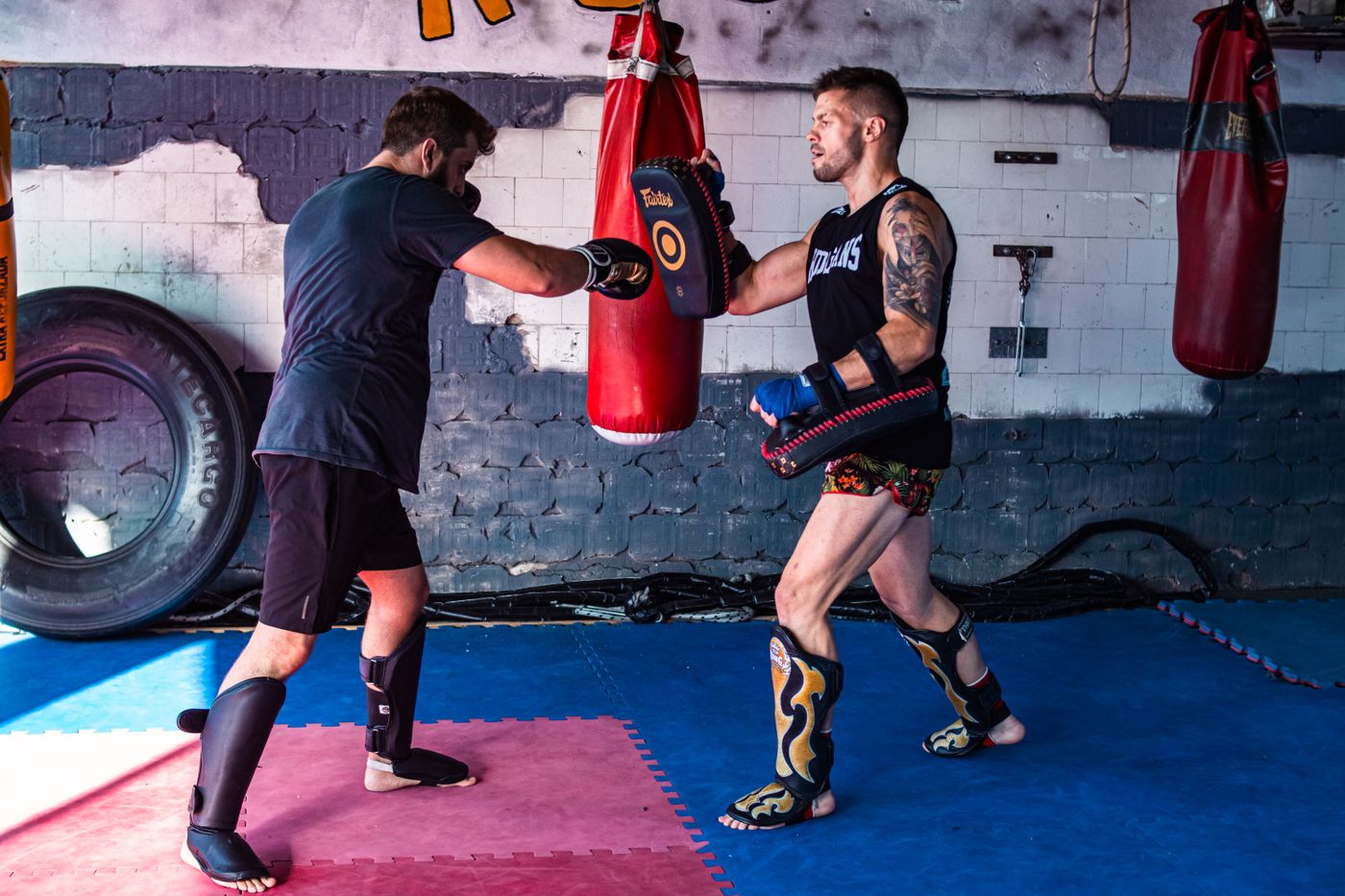 Pad çalışması yapan iki kick boks sporcusu